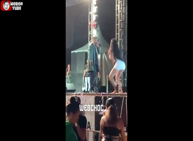 Video :When a gorgeous girl takes the stage to flaunt herself, things don't go as expected!